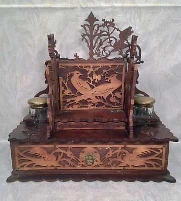 Tintero de madera de arte popular con cajón y frascos de vidrio con tapas de latón excelentes tallas Foto 1 de 4