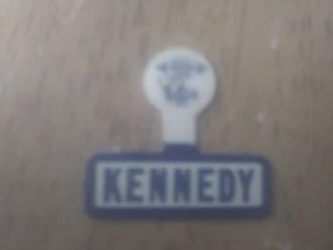 John Kennedy 1960 Spilla Indietro Presidente Campagna Pulsante Tab Spedizione Gratuita - Foto 1 di 3