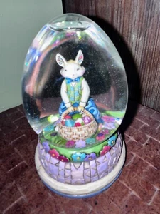 Jim Shore Heartland Creek 2008 conejito de Pascua conejo con canasta globo de nieve, 4012458 - Imagen 1 de 7