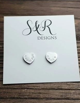 Aretes Corazón Personalizados, Nombre Estampado a Mano, Palabra o Iniciales, 10mm Foto 1 de 4