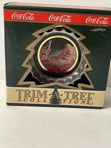 COCA COLA 1990 TRIM A TREE CHRISTMAS BOTTLE CAP ORNAMENT SANTA COKE UM 1952 - Bild 1 von 7