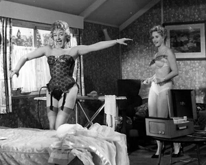 Joan Sims Carry On 10" x 8" Photograph no 104 - Imagen 1 de 1
