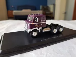 MODELLI IN SCALA NEO 1/64 KENWORTH 523 BULLNOSE BIANCO PRUGNA SCURO - Foto 1 di 12
