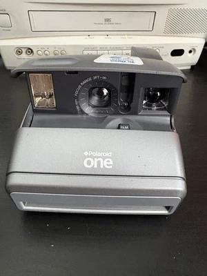 Cámara flash de película instantánea Polaroid One 600 plateada enfoque automático de 100 mm Foto 1 de 3