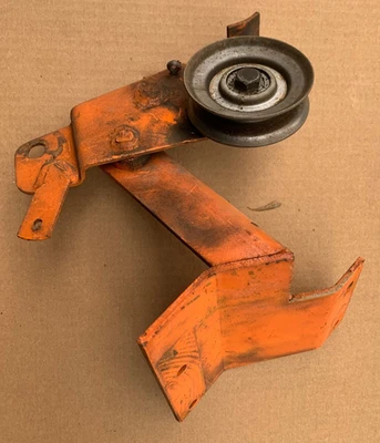 Conjunto de rueda loca de motor de tractor Sears Suburban con soporte estilo rodamiento Foto 1 de 3