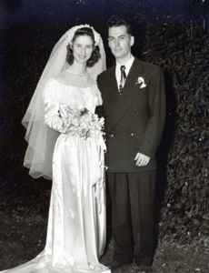 Vintage 1940's 8 x 10 Photo Beautiful Bride & Groom Outdoor Portrait. - Picture 1 of 2