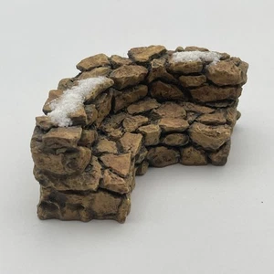 Banco de pared curvo de piedra Dept 56 Village Accesorios Navidad - Imagen 1 de 8