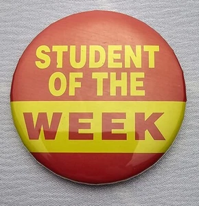 Botón Pin Rojo y Amarillo Estudiante Escolar de la Semana Años 90 De Colección - Imagen 1 de 4