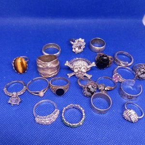 LOTE DE TRABAJO Anillos de Bisutería Vintage/Modernos x 20 Paquete de Buena Calidad - Imagen 1 de 10