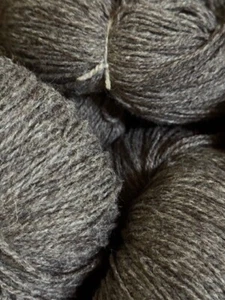 100% Schafwolle Strickgarn nicht gefärbt dunkelgrau melange (30,00€/1kg) - Bild 1 von 2