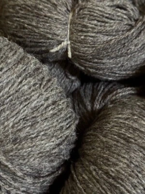 100% Schafwolle Strickgarn nicht gefärbt dunkelgrau melange (30,00€/1kg) - Bild 1 von 2