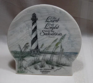 Kap Hatteras Leuchtturm geätzte Muschel Plakette signiert Janet Vancil Psalm 27,1 - Bild 1 von 5