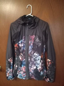 Lululemon Get Up And Glow Jacke Gr. 6 Frühling ist gesprungen schwarz & geblümt top - Bild 1 von 6