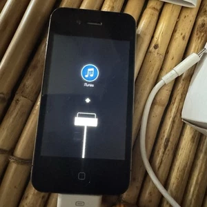 iPhone 4 8GB Black A1349 W Power Cord. - Picture 1 of 1