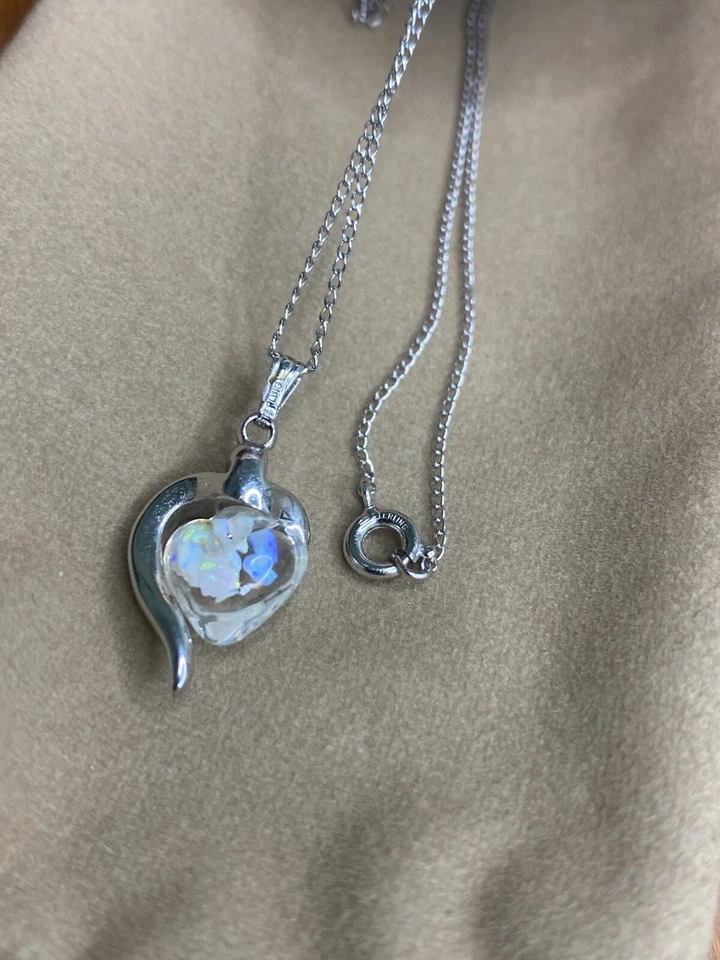 COLLAR CORAZÓN COLGANTE CON DETALLES DE LABORATORIO DIAMANTES Y ÓPALO Y PERLA PLATA DE LEY 925 Foto 1 de 4