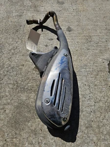 10-16 VESPA LX50 LX150 EXHAUST MUFFLER HEADER PIPE COVER TRIM BRACKET - Picture 1 of 13