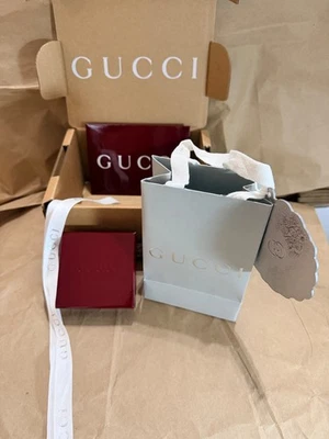 Auténtica caja de regalo Gucci pequeña borgoña con cinta, bolso y etiquetas 3”x3”x 1,5” Foto 1 de 4