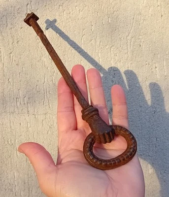 Ancienne poignée de porte meuble couronne  à la main en fer - Photo 1/4