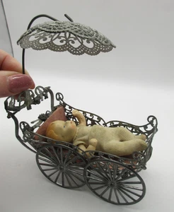 Antica carrozzina 4" casa delle bambole miniatura con baldacchino metallo filigrana 1:6 tedesca - Foto 1 di 19