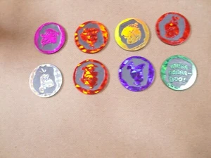 POGS/MILKCAPS FEUERSTEINE BEDROCK BUILDERS SLAMMERS MEHRFARBIG SET ALLE 8 - Bild 1 von 2