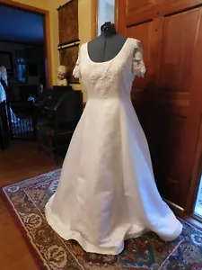 WHITE SATIN PLUS SCOOP NECK PRINCESS WAISTLINE NO TRAIN WEDDING GOWN S 22 - Picture 1 of 8