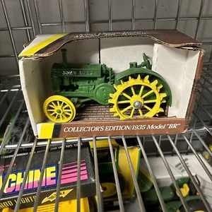JOHN DEERE 1/16 COLLECTOR'S EDITION 1935 MODEL BR TRACTOR ERTL #5586 - Picture 1 of 9