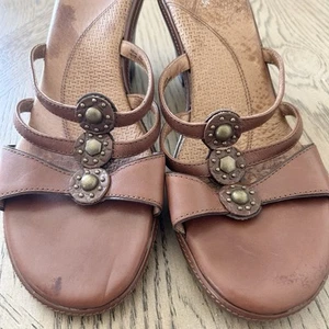 Clarks Sandals Womens 8.5 M Slip On Slides Brown Leather Casual Heeled Open Toe - Picture 1 of 9