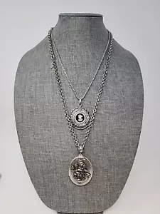 COLLAR MEDALLÓN Y CAMAFEO WHITING & DAVIS ESTILO NUEVO ESTILO REPUJADO Tono Plata - Imagen 1 de 20