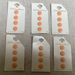 "Botones de plástico Streamline vintage con 2 agujeros en tarjetas color melocotón 24 en total 1/4""" - Imagen 1 de 3
