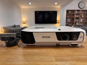 Epson EB-W31 3,200 Lumen HD Home Cinema Projector HDMI VGA Low Hours Used LCD - Picture 1 of 23