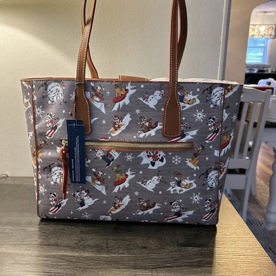 Bolsa tote Walt’s Lodge férias de inverno 2021 coleção Disney por Dooney & Bourke - Imagem 1 de 4