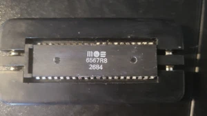 Puce 1-MOS 6567R8 VIC-II pour Commodore 64 | Testée et fonctionnelle - Vendeur USA - Photo 1/2
