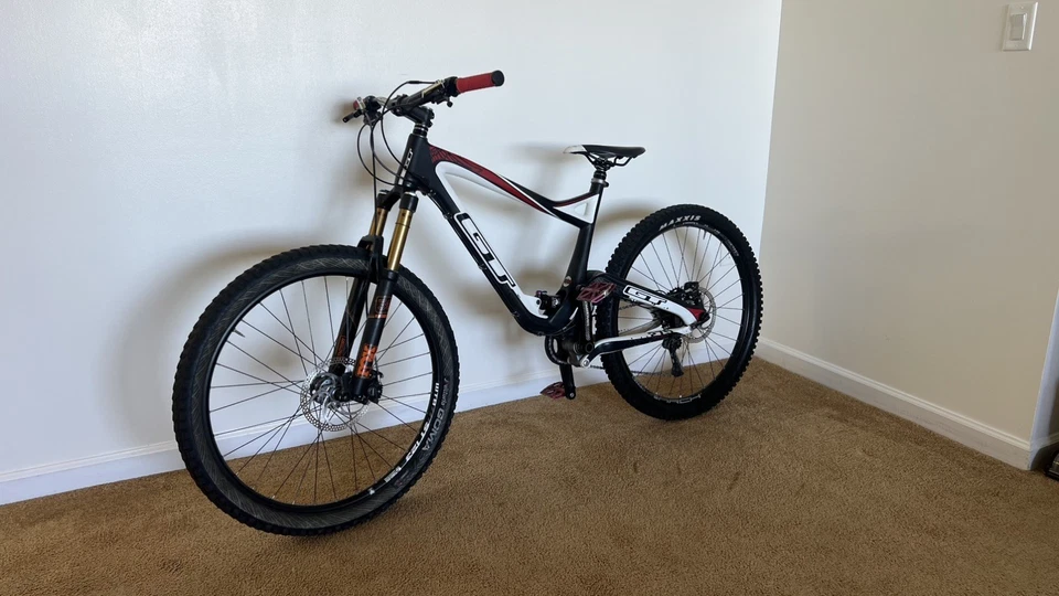 Bicicleta de montaña GT Sensor Carbon Team 27,5 suspensión completa en buen estado. Foto 1 de 4