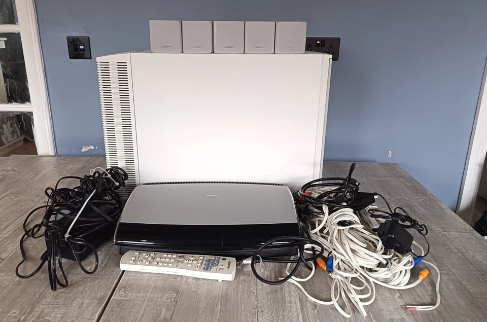 Bose AV28 Lifestyle Media Centre Media Center/Speakers/Sub/Power Supply/Remote - Image 1 of 4