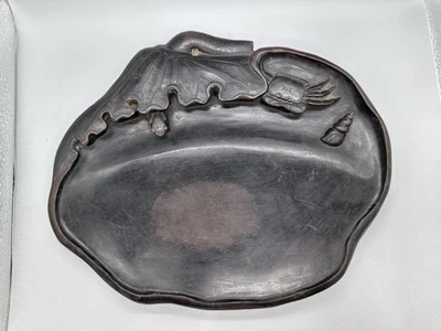 Tinta china con hoja de loto, talla de cangrejo y rana - forma natural Foto 1 de 4