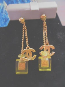 Chanel Nº 5 botellas de perfume y pendientes colgantes con logotipo CC ~ metal dorado estampado - Imagen 1 de 11