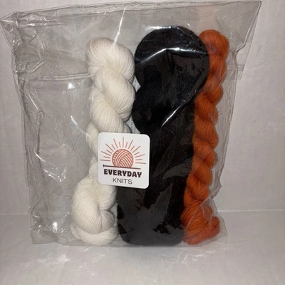 Kit de calcetines Everyday Knits Hello Boo-tiful 760 yardas en total 3 madejas Foto 1 de 2