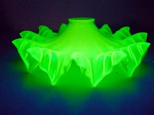 Superb Edwardian Art Nouveau Vaseline Glass Lamp Shade c. 1900 - Picture 1 of 8