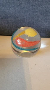 Fermacarte in vetro artistico con sabbia colorata vorticosa - Foto 1 di 6
