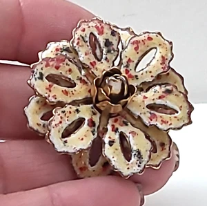 Broche prendedor vintage años 60 tono dorado esmaltado 3D marfil salpicado rosa brote flor - Imagen 1 de 8