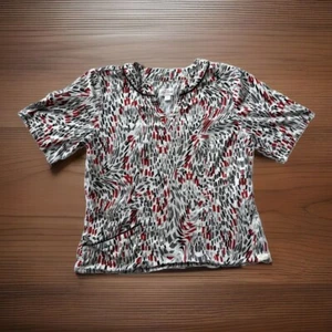 Live Sweet Urbane Scrub Top Women’s Size M. White W Red & Gray Geometric Pattern - Picture 1 of 8