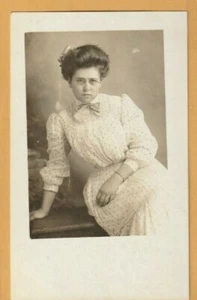 Antike echte Ansichtskarte ernst verheiratete Frau posiert, Brille, Fliege AZO - Bild 1 von 2