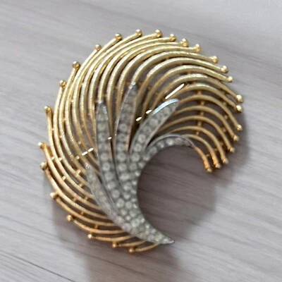 Broche remolino corona trifari paris rue de la paix chapado en oro años 60 Foto 1 de 4