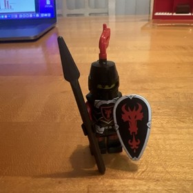 Lego Castle Dragon Knight Armor minifigure, dragon head 70404 (2013)