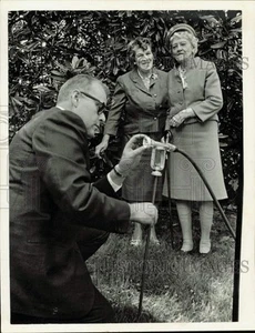 Foto de prensa 1967 Dick Daniels demuestra el alimentador de raíces Ross para mujeres - Imagen 1 de 2