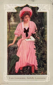 POSTAL DE SALUDOS DE COLECCIÓN MUJER EN ROSA ESTOY TERRIBLEMENTE SOLA 1910 051024 T - Imagen 1 de 2
