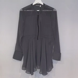 Blusa de gasa gris humo dobladillo acanalado con deslizamiento terciopelo como nuevo PVP £79 talla 12 - Imagen 1 de 5