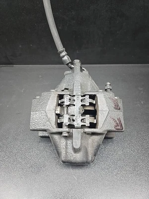 2003 LEXUS SC430 PASSENGER RIGHT REAR BRAKE CALIPER BRACKET CLAMP OEM 2002-2005 Foto 1 de 4