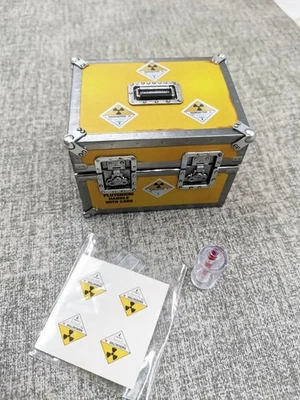 Estuche Plutonio Figura Escala 1/6 Hot Toys Doc Brown HT MMS610 Regreso al Futuro Foto 1 de 2