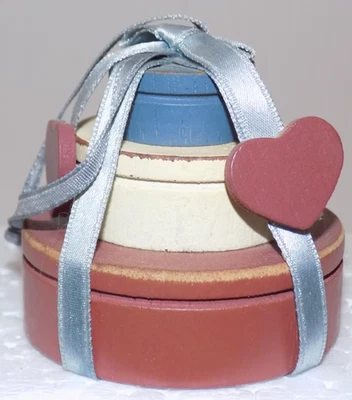 Enfeite de Natal de madeira pendurado decorações pilha de caixas de chapéu e corações 2"x2" - Imagem 1 de 4